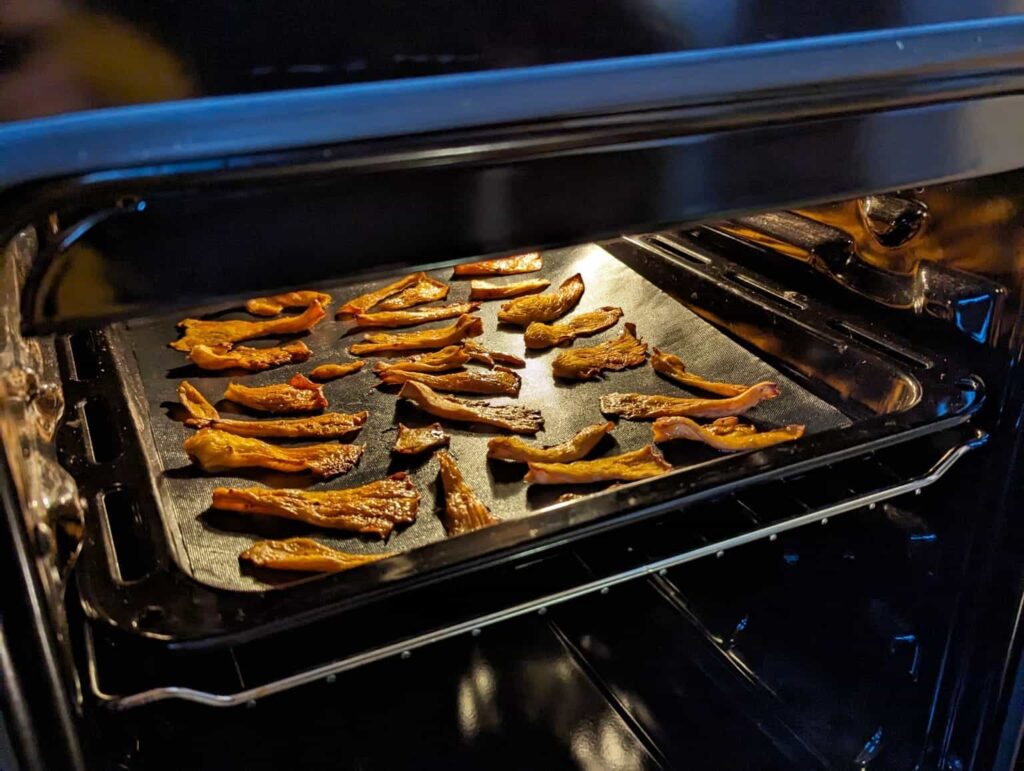 rožinės kreivabudės grybai orkaitėje. veganiška, vegetariška šoninė