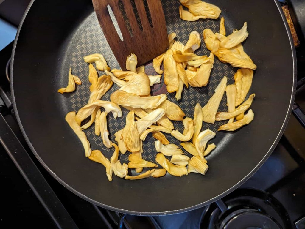 rožinės kreivabūdės grybai kepti keptuvėje