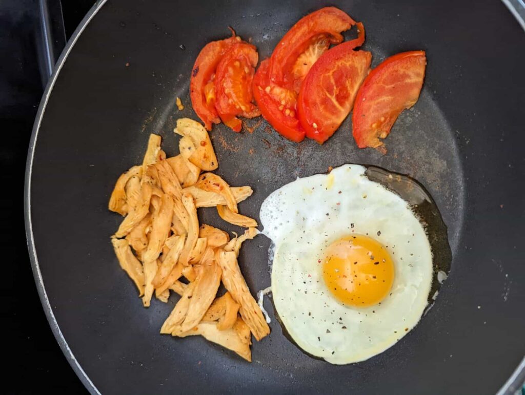 rožinės kreivabudės grybai  kepti keptuvėje, keptas kiaušinis, keptas pomidoras