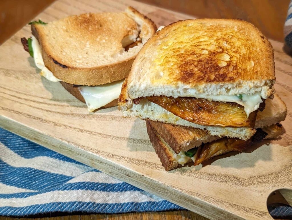 sumuštinis su rožinės kreivabudės grybais, vegetariška, veganiška šoninė