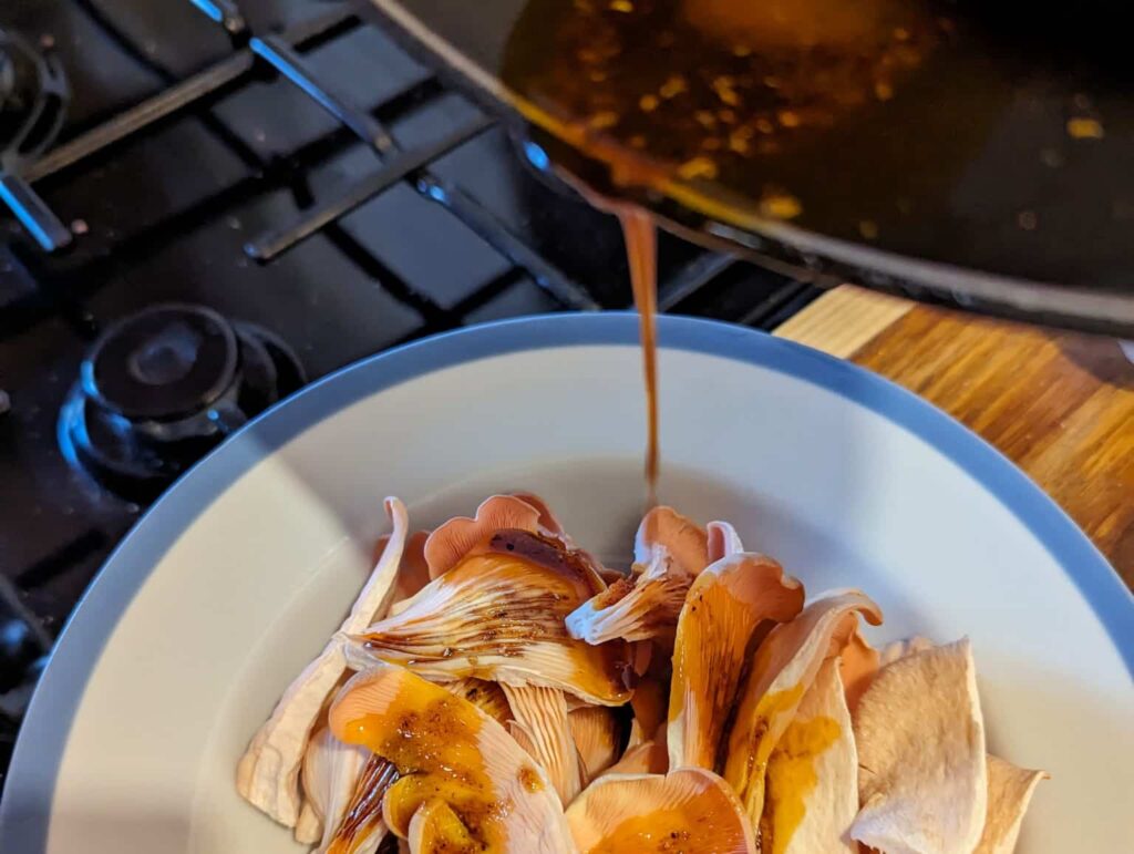 rožinės kreivabūdės grybai. vegetariška, veganiška šoninė