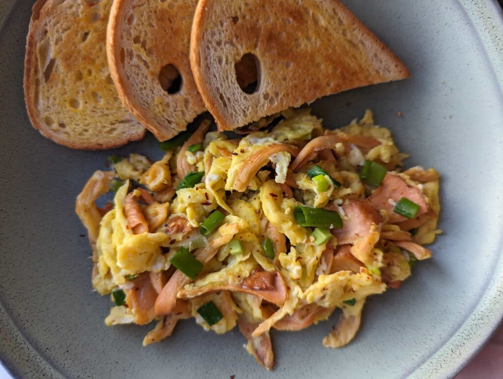 plakta kiaušinienė su rožinės kreivabudės grybais ir skrudinta duona