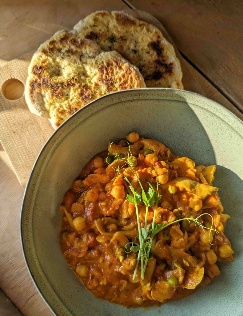 veganiškas/vegetariškas kreivabudės grybų ir avinžirnių karis su naan duonele